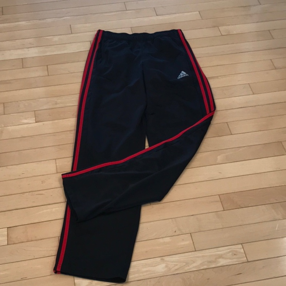 Preowned boys youth teen black Adidas sweatpants w 3 red stripes Sm - no string